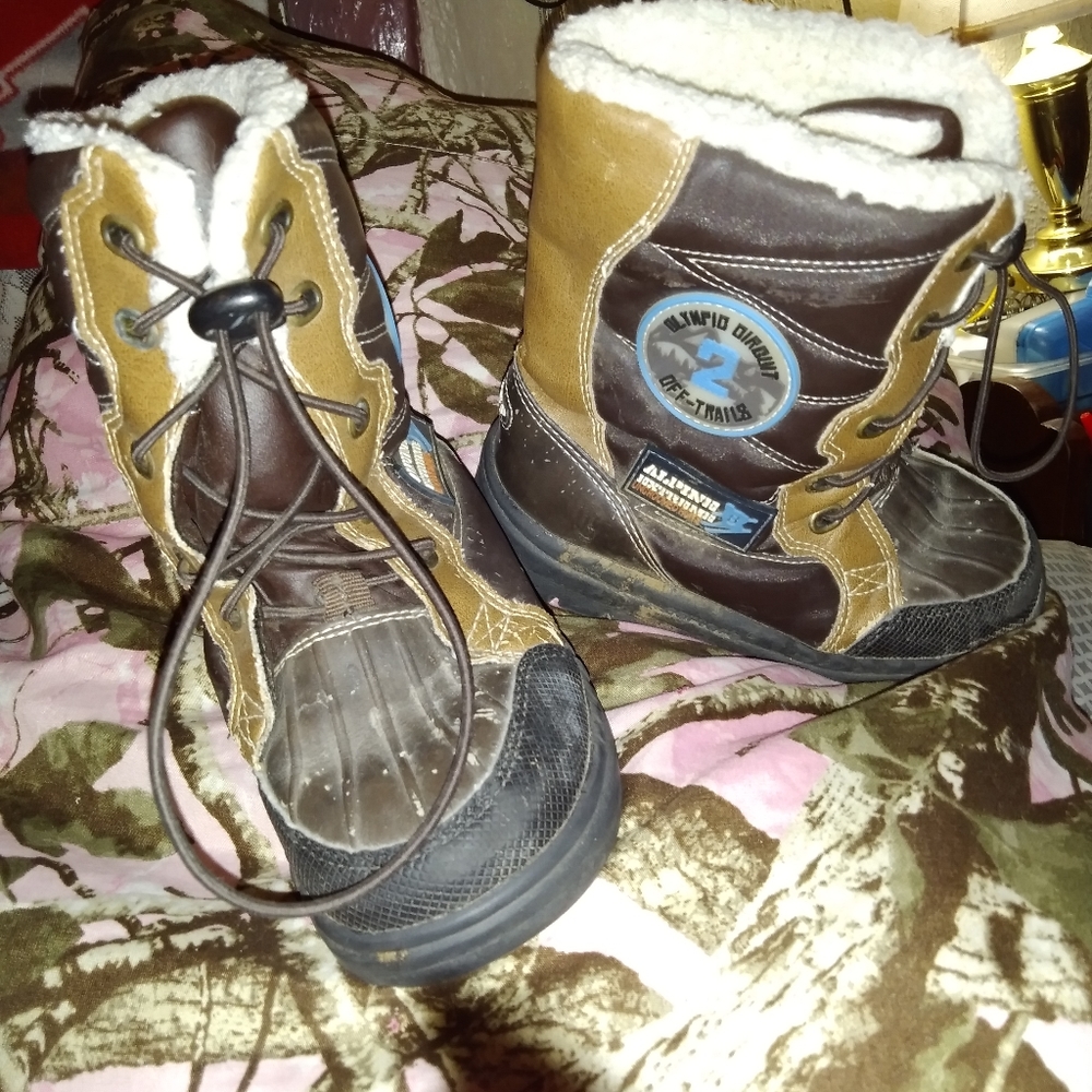 Carter's boys snow boots size 9